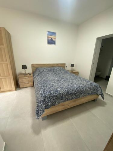 沙勒罗瓦010-Superbe appartement bien décoré netflix gratuit的一间卧室配有一张带蓝色棉被的床