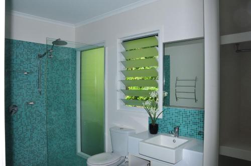 彩虹海滩Double 10的浴室配有卫生间、盥洗盆和淋浴。
