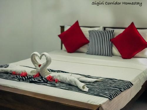 锡吉里亚Sigiri Corridor Home Stay的床上用毛巾制成的两天鹅