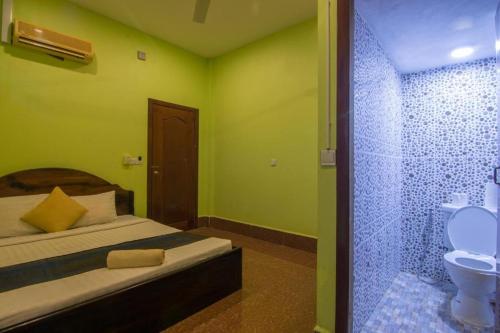 暹粒Relax Resort Angkor Villa的一间卧室配有一张床,浴室设有卫生间
