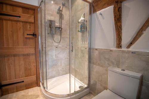 赫里福德Bramble Cottage - Cosy 2 Bed With Deluxe HOT TUB & Log Burner的带淋浴和卫生间的浴室