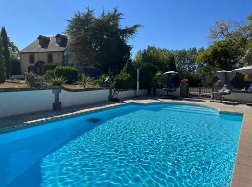 The Sans Souci Estate - The Chalet的一座大蓝色游泳池,位于房子前