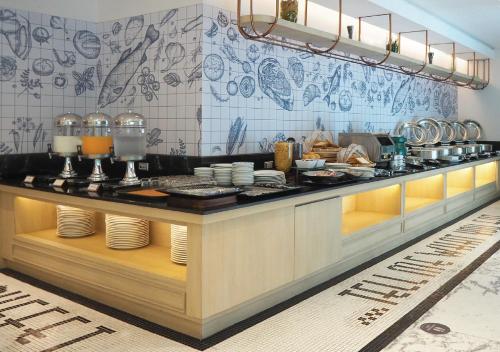 曼谷Kingston Suites Bangkok的厨房配有带餐具的吧台