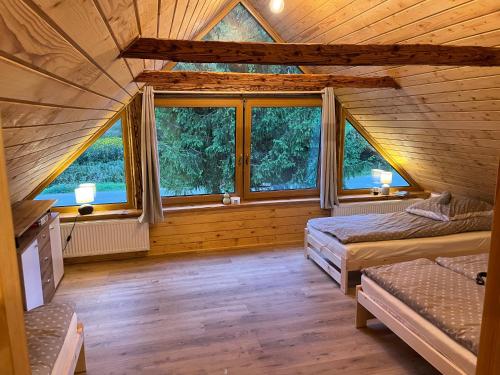 Tyrawa WołoskaWioska Kowala的小木屋内的房间设有两张床和窗户