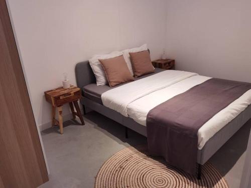 鹿特丹Lovely 2 Bedroom Serviced Apartment in Rotterdam的一间卧室配有一张床和一张边桌