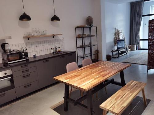 鹿特丹Lovely 2 Bedroom Serviced Apartment in Rotterdam的一间厨房,内设一张木桌