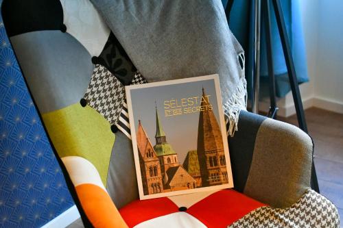 塞莱斯塔Au Fil du Temps的椅子上一本书的照片