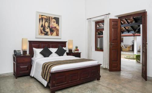 贾夫纳Fox Jaffna的一间带大床和楼梯的卧室