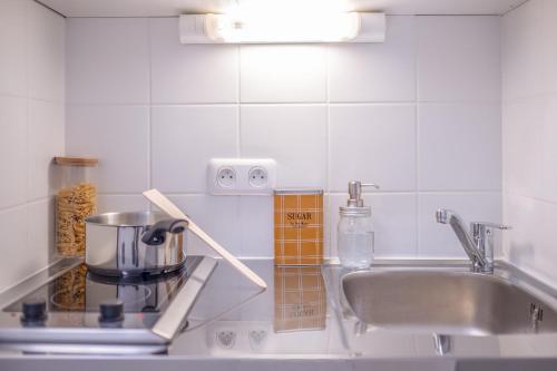 蒙彼利埃Student Factory Montpellier Sud的厨房台面上设有水槽和台面