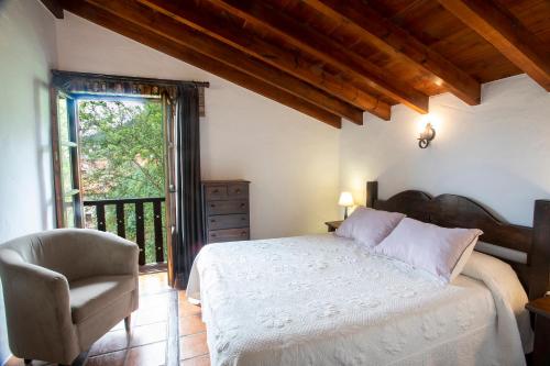 特里斯格兰达斯瓦莱斯卡鲁乡村酒店的卧室配有床、椅子和窗户。
