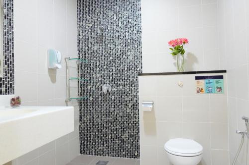吉隆坡Zecon Hotel HPKK的白色的浴室设有卫生间和水槽。
