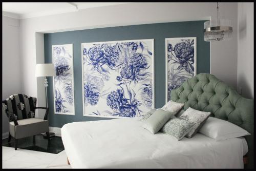 FaedisCasa Vacanze Borc dai Cucs的卧室的墙壁上装饰有蓝白画作。