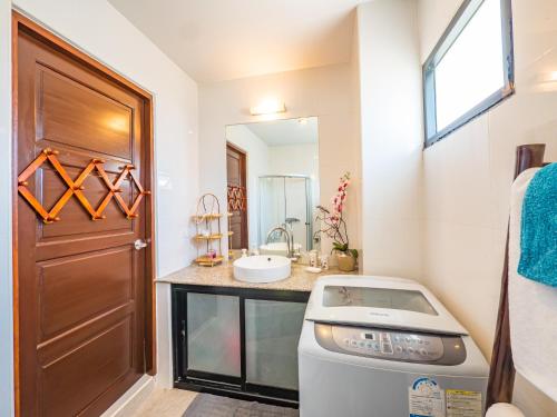 湄南海滩Condo AVANTA Deluxe A301的一间带水槽和洗衣机的浴室