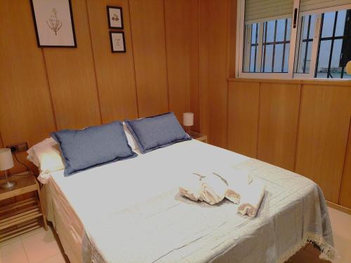 瓦伦西亚Mercat Silence的一间卧室配有一张带两双凉鞋的床。