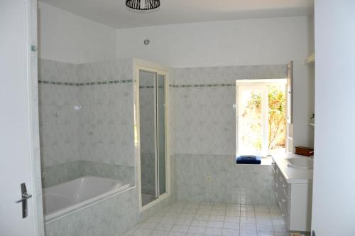 CherveuxLa Roche Cantin的带浴缸和盥洗盆的浴室