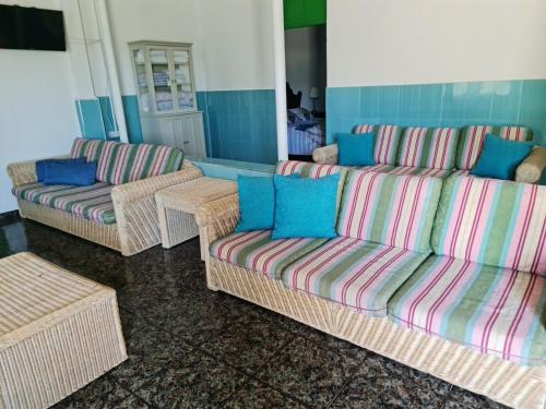 因赫尼奥Aguatona的客厅里设有3张柳条沙发和椅子