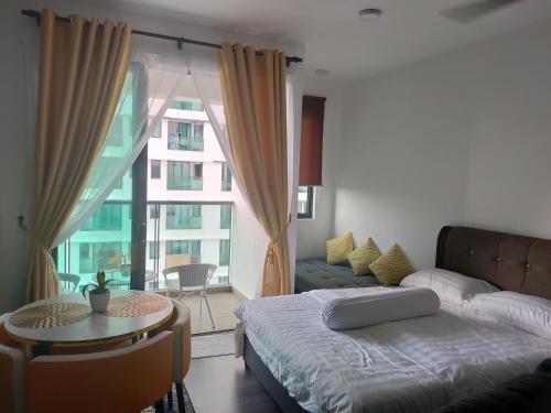加影Nur Mateen's Studio - Vista Bangi Service Apartment的一间卧室配有一张床、一张桌子和一张沙发