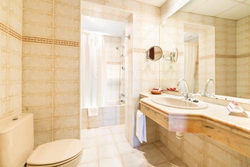 罗列特海岸Hotel Guitart Rosa - Adults Only的一间带卫生间和水槽的浴室