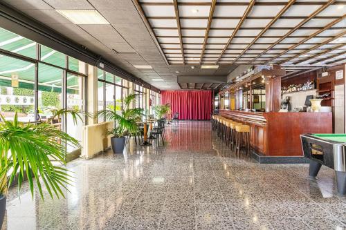 罗列特海岸Hotel Guitart Rosa - Adults Only的一间种有盆栽植物和台球桌的餐厅