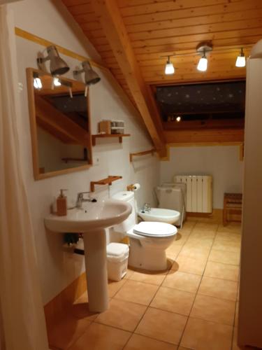 贝瑙卡斯El Mirador de la Sierra的一间带水槽和卫生间的浴室