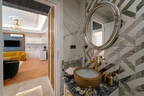 阿瓦诺斯Pearl of Cappadocia的一间带水槽和镜子的浴室