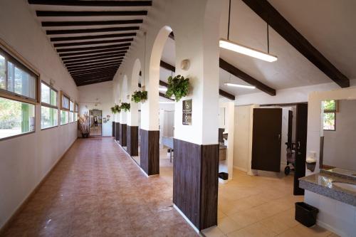 MendigorríaKampaoh Mendigorría的一条有长走廊的建筑里空的走廊