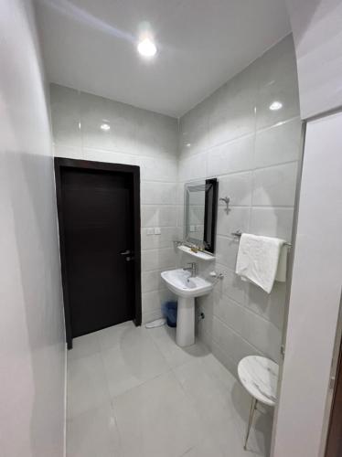奈季兰شقق برج السمو للشقق المفروشة的白色的浴室设有水槽和镜子