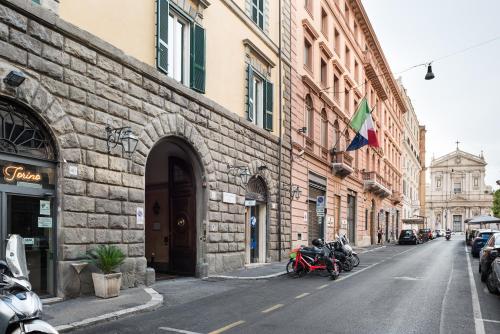 罗马AT 41的停在大楼一侧的一条有摩托车的街道