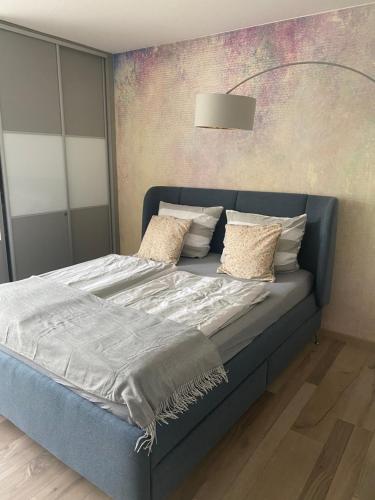 德累斯顿Erholen Garantiert的一间卧室配有一张蓝色床头板的床