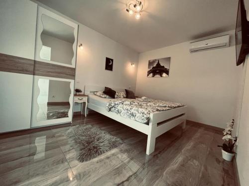 萨格勒布Apartman Bilivano的一间卧室配有一张床、一张桌子和一面镜子