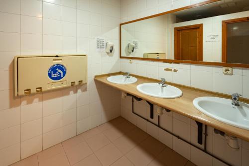 BacáicoaKampaoh Sierra de Urbasa的浴室设有2个水槽和镜子