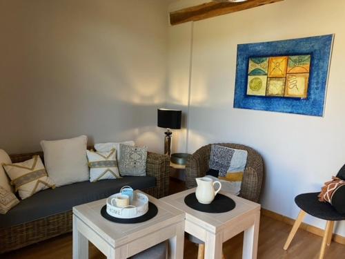 Martigny-CourpierreLe moulin Bertrand的客厅配有沙发和2张桌子