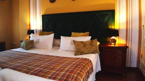 莫特里尔Villa Granada Motril的一间卧室配有一张带大床头板和枕头的床