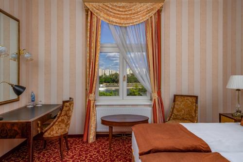 布达佩斯Ensana Grand Margaret Island的酒店客房设有床和窗户。