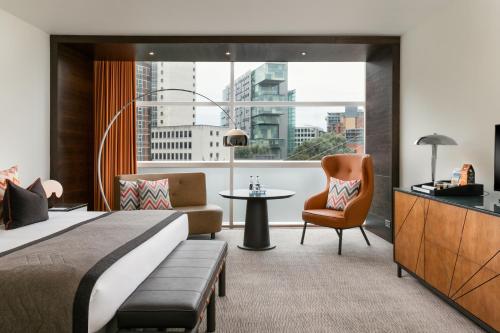 曼彻斯特罗科·福尔蒂劳里酒店的酒店的客房 - 带一张床、椅子和窗户