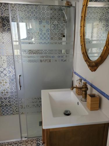 巴伦西纳德拉孔塞普西翁Casa cerca de Sevilla con piscina的一间带水槽和淋浴的浴室