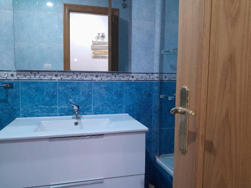 卢戈Apartamento a Carballeira的浴室配有盥洗盆、镜子和浴缸