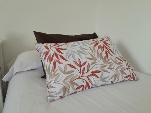 卢戈Apartamento a Carballeira的床上的红色和白色枕头
