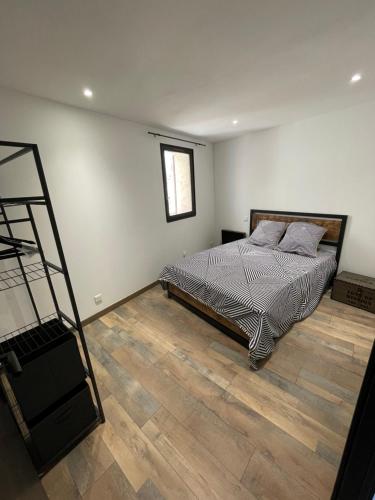 里耶BABILOC Industriel Appartement的一间卧室配有一张床,铺有木地板