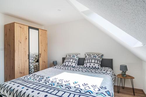 维桑堡Gemütlich 6的一间卧室配有一张带蓝色和白色枕头的床