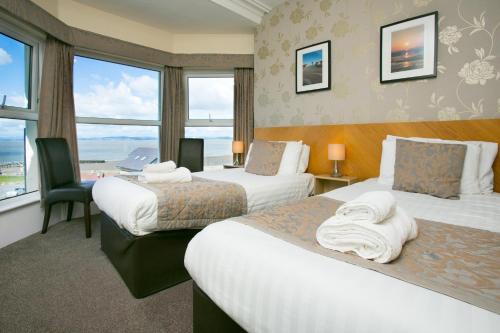 莫克姆奥克兰酒店的酒店客房设有两张床和窗户。