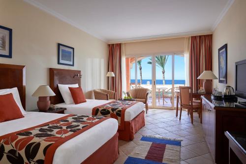 考拉亚湾Jaz Grand Marsa的酒店客房设有两张床,享有海景。