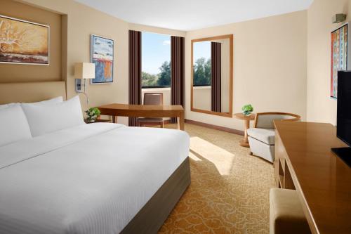 奥朱贝尔InterContinental Al Jubail Resort的一间酒店客房,配有一张白色的床和一张书桌