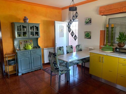 莫什港Villa Porto de Mós near Fatima的厨房配有桌子和黄色橱柜