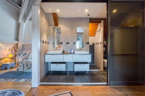 佩吕桑乐贝特奥酒店的浴室设有2个水槽和镜子