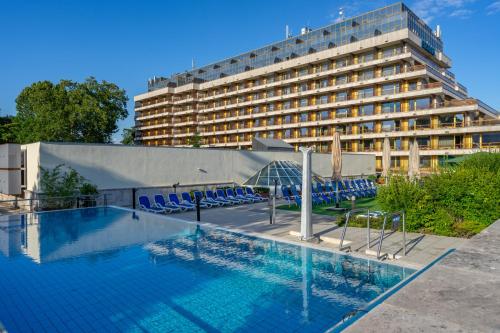 布达佩斯Ensana Thermal Margaret Island的大楼前设有游泳池的酒店