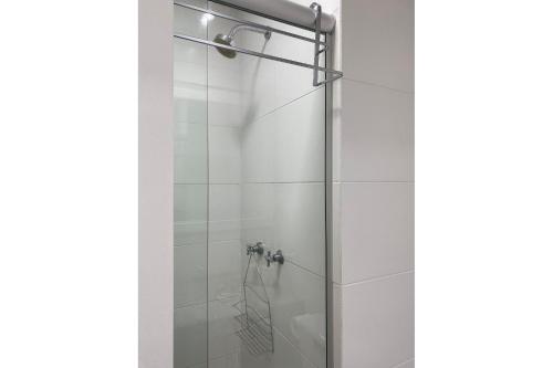 科蒂亚Studio Flat Suite Completo 519的浴室里设有玻璃门淋浴