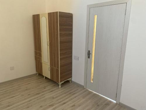 巴库Zig Residence的一个空房间,有衣柜和门