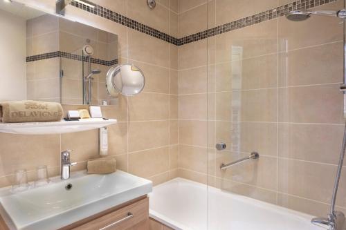 巴黎德拉维尼亚酒店的带淋浴和盥洗盆的浴室
