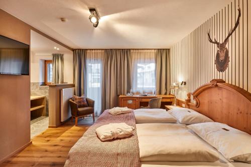 科瓦拉因巴迪亚马尔莫拉达酒店的酒店客房配有两张床和一张书桌